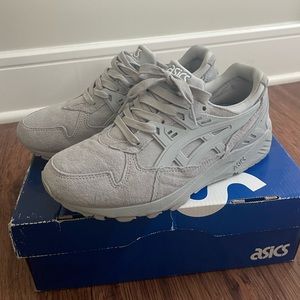 Asics Gel-Kayano Trained in light grey.
